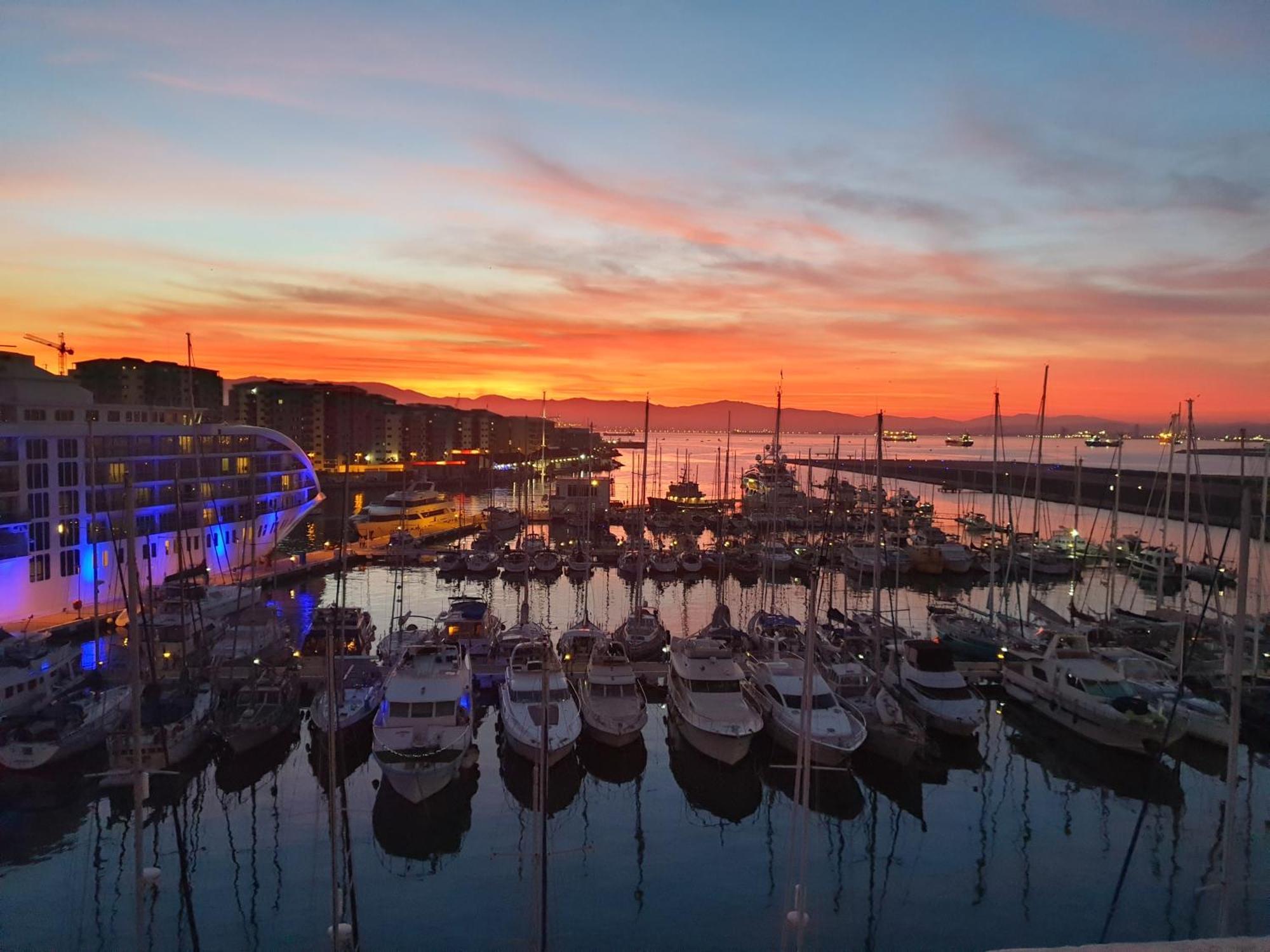 Luxury Yacht Stay "White Dove" Sleeps 6 ジブラルタル エクステリア 写真